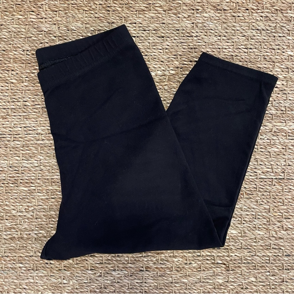 One Step Ahead brand black knee length leggings. Excellent condition. Size M